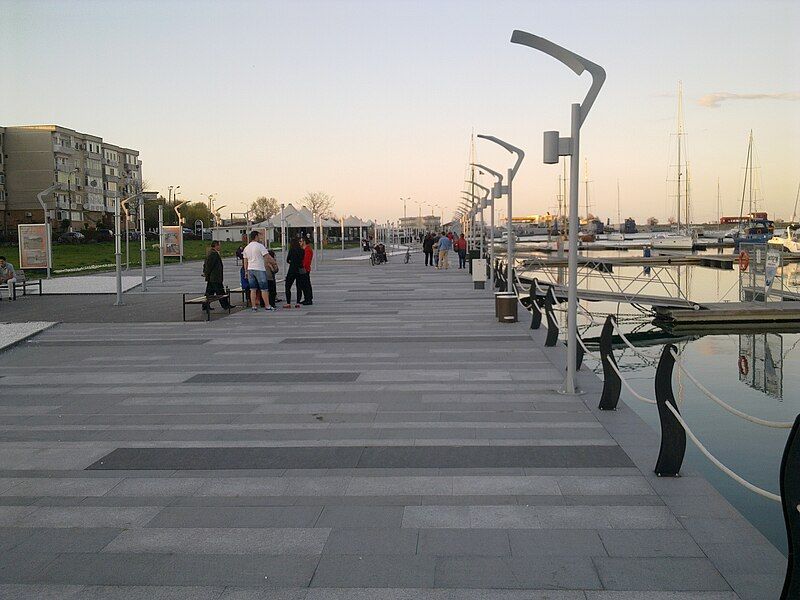 File:Portul-Turistic-Mangalia-5.jpg