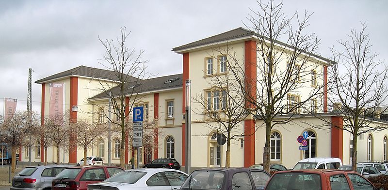 File:Schwetzingen Bahnhof 20081202.jpg