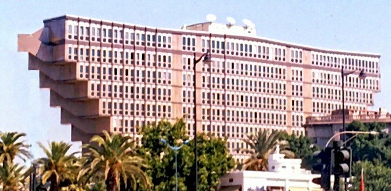 File:Tunis-hotel-u-glavnom-gradu (cropped).jpg