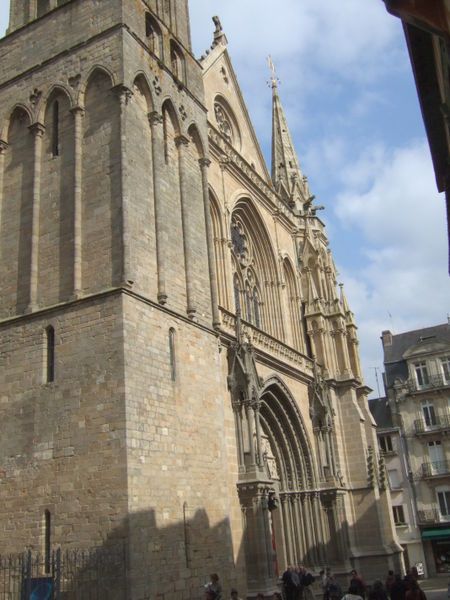 File:Vannes cathedral front.jpg