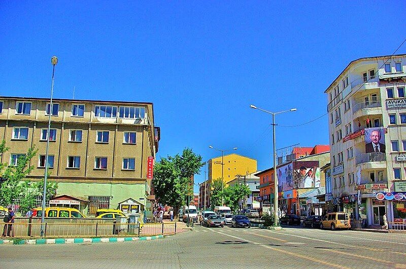 File:Ağrı-Şehir-Merkezinden-Caddeden-Binaların-Görünümü.jpg