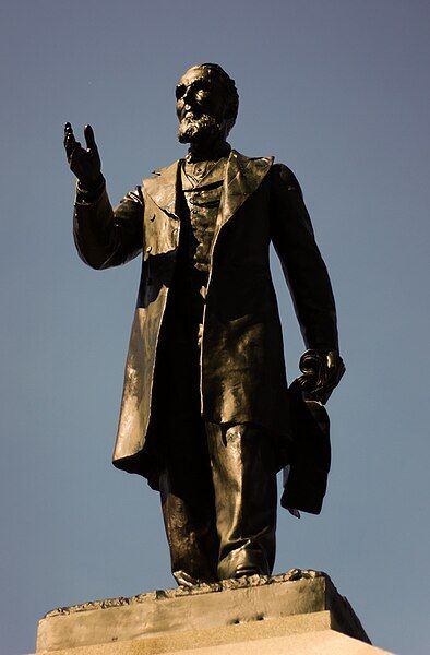 File:Alexander Mackenzie Statue.jpg