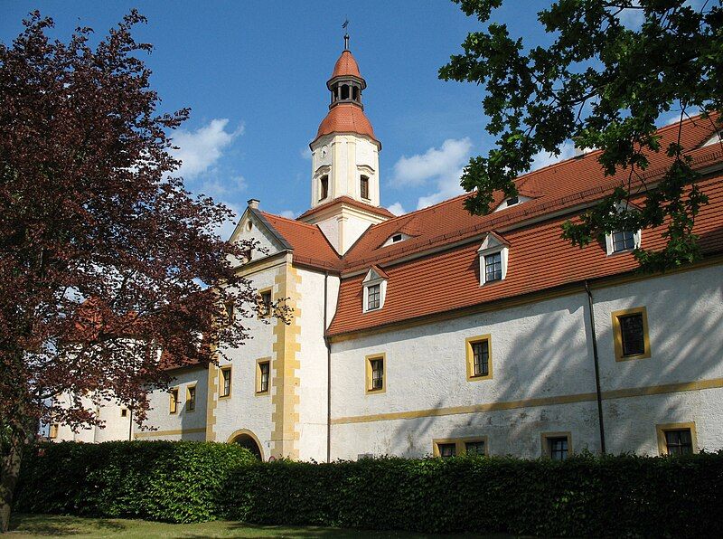 File:Annaburg Vorderschloss.jpg