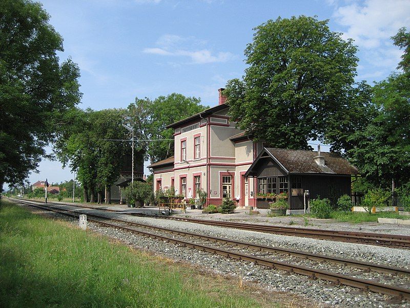 File:Bahnhof-Tattendorf-01.jpg