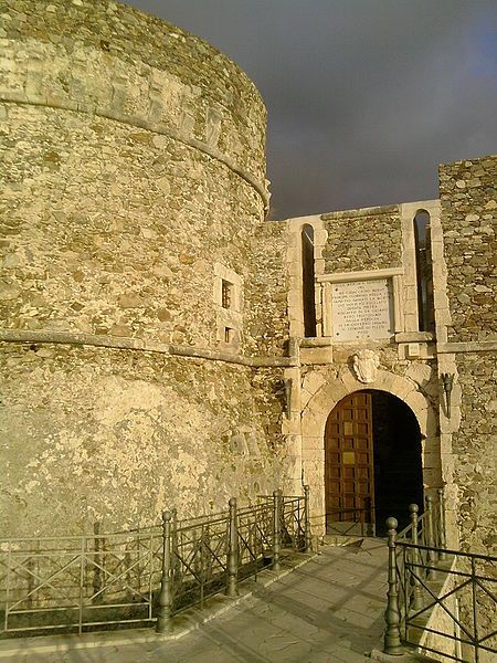 File:Castello Pizzo.jpg