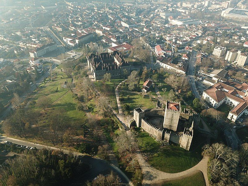 File:DJI 0136.castelo guimarãesJPG.jpg