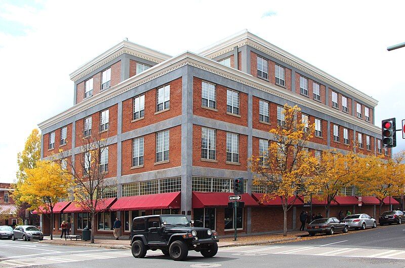 File:Flagstaff-Babbitt-Garage.jpg