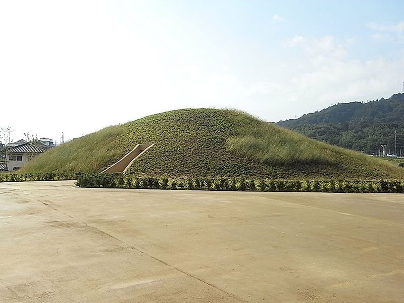 File:Fujinoki-Kofun-20081004.JPG