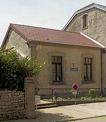 The town hall and school in Gemmelaincourt