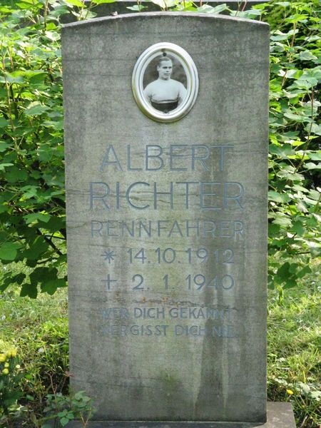 File:Grabstein Albert Richter.jpg