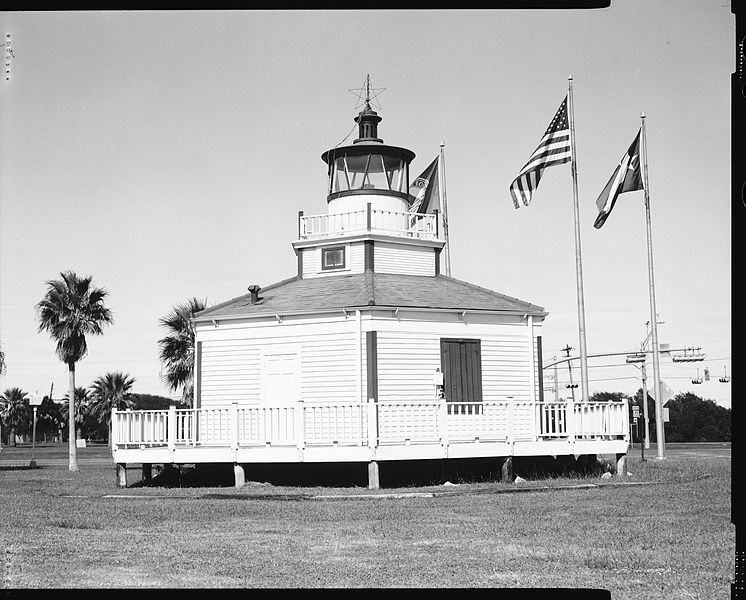 File:HALFMOON REEF LIGHTHOUSE.jpg