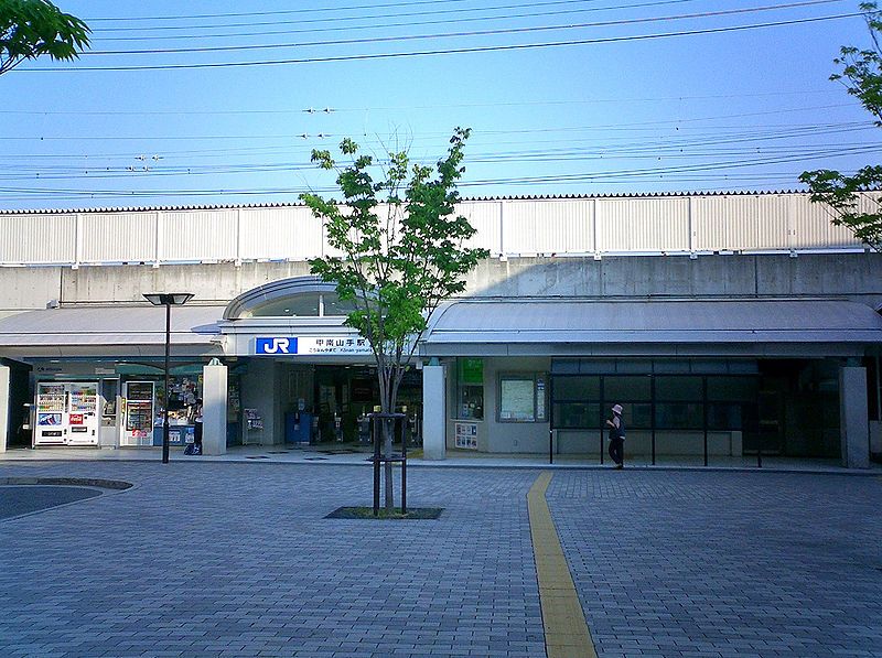 File:JRW-Konan-yamateStation.jpg