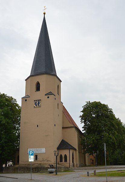 File:Kirche Hohenmölsen.jpg