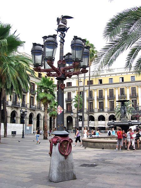 File:Plaça Reial02.jpg