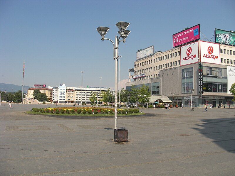 File:PlostadMakedonija-Skopje.JPG