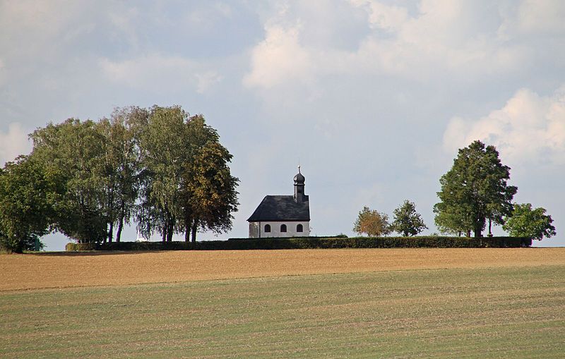 File:Reifenberg-Kriegergedaechtniskapelle Haeselberg-06-gje.jpg