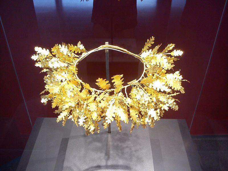 File:Royal crown Aigai.jpg