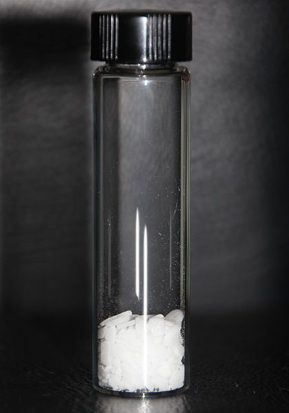 File:Sample of triphenylphosphine.jpg