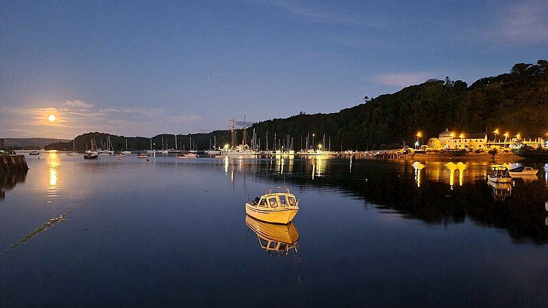 File:TobermoryHarbourHarvestMoon.jpg