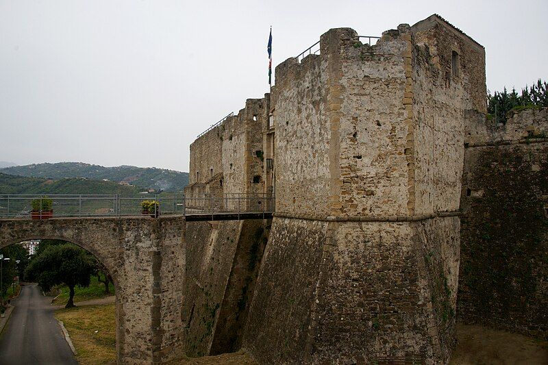 File:Agropoli-castello-aragonese-01.JPG