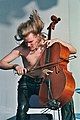 Apocalyptica (Perttu Kivilaakso) bei einem Konzert bei dem Festival Mera Luna in Hildesheim 2003.