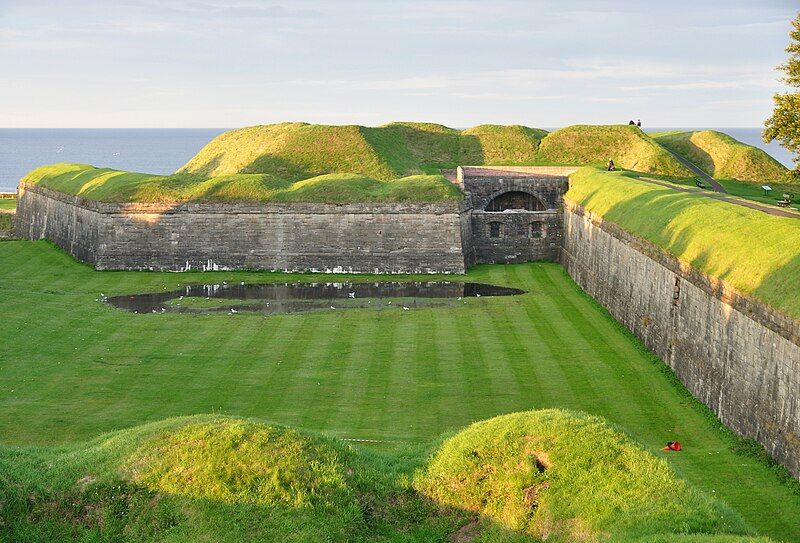 File:Berwick Ramparts 2.jpg