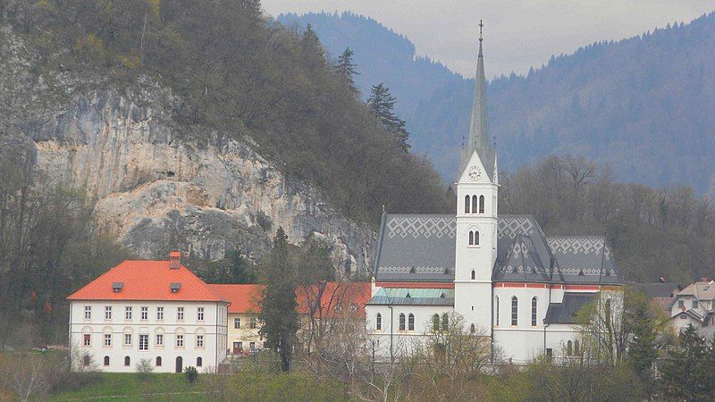 File:Bled Pfarrkirche.JPG