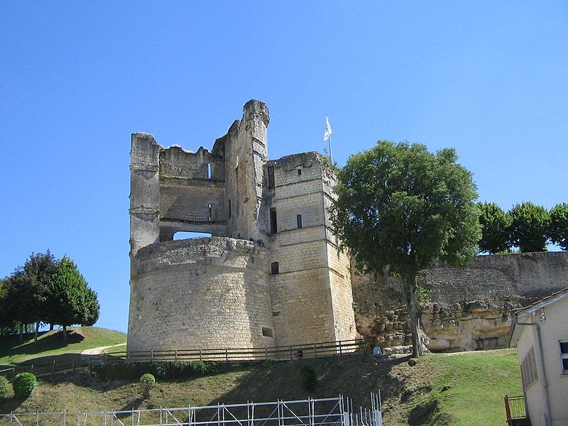 File:Châteaumontguyon.jpg