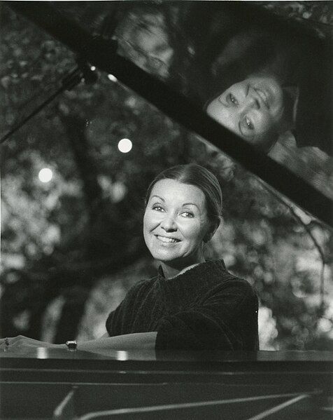 File:Denise Masse piano.jpg