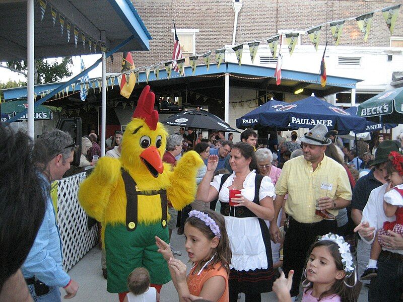 File:DeutschesHaus12Oct07Oktoberfestchickendance1.jpg