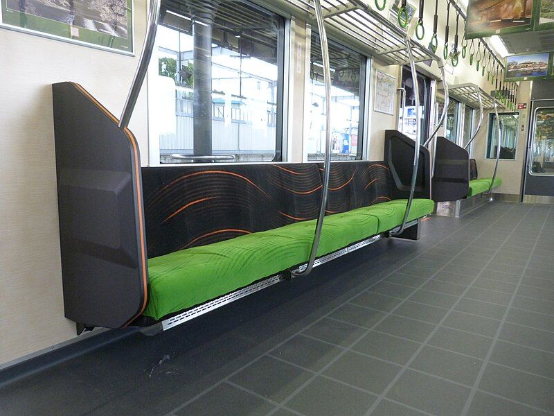 File:Keihan 13000 Seat.JPG