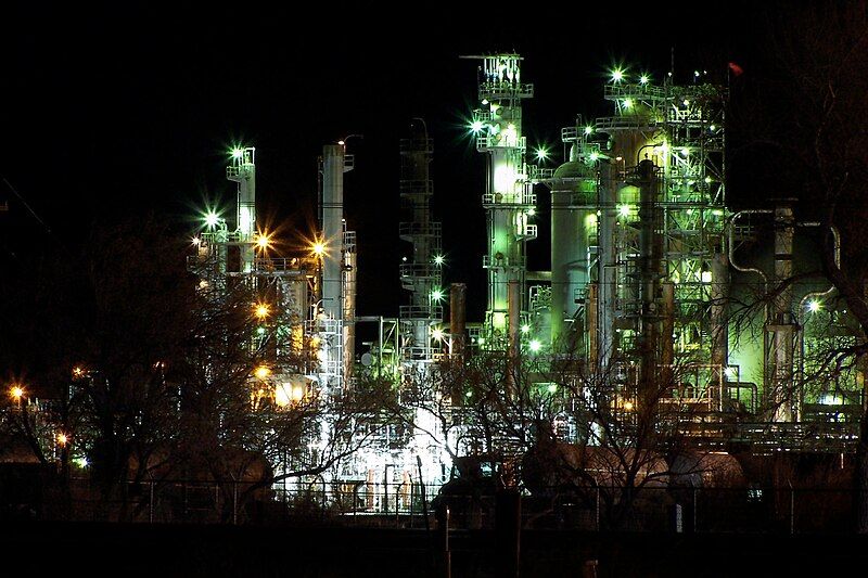 File:Oilrefinery-evansville,wy.jpg