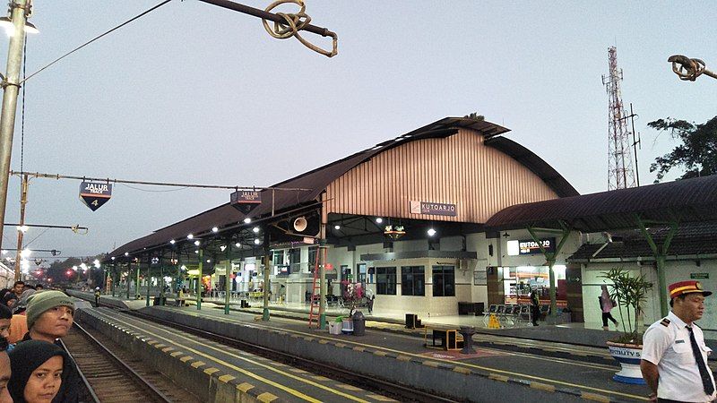 File:Stasiun Kutoarjo Dalam.jpg