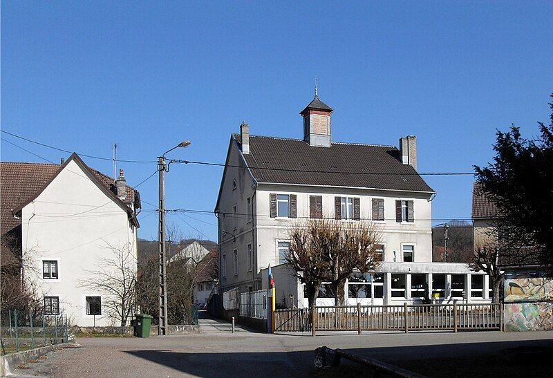 File:Vandoncourt, Mairie-école.jpg