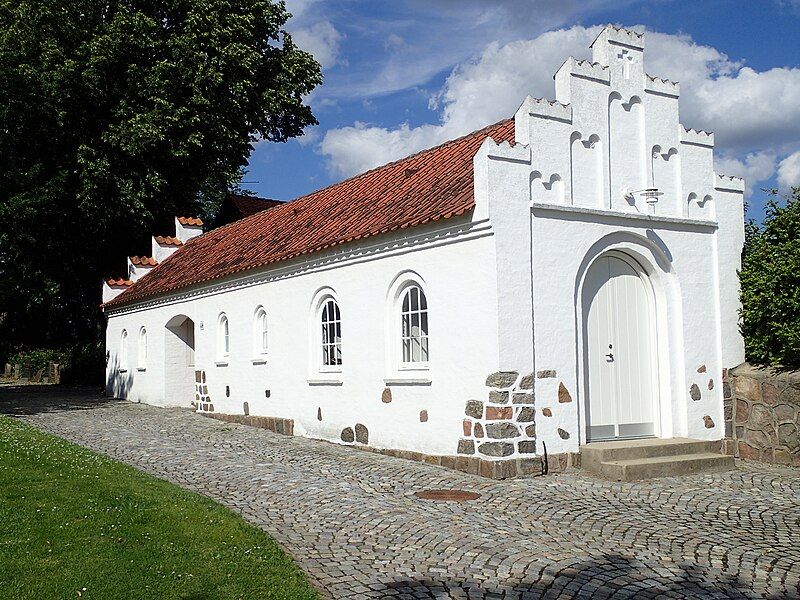 File:Aarslev Kirke (udhus).jpg