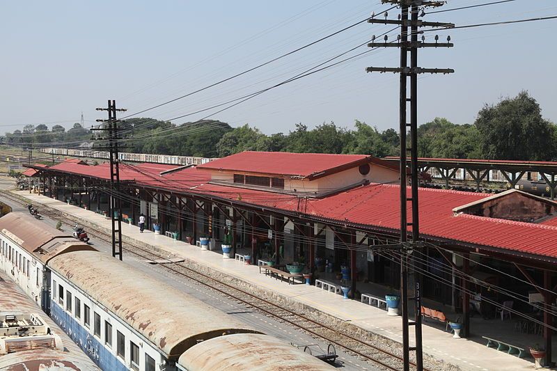 File:Ban Phachi Station.JPG