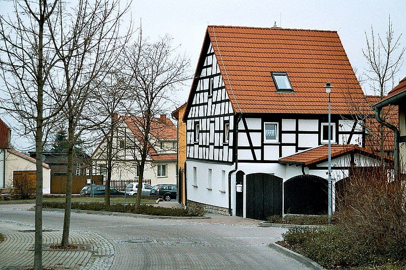 File:Isseroda-Kirchplatz.jpg