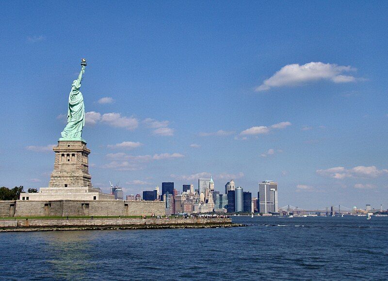 File:Liberty-statue-with-manhattan.jpg