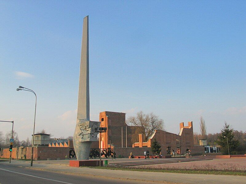 File:Radogoszcz mauzoleum.jpg