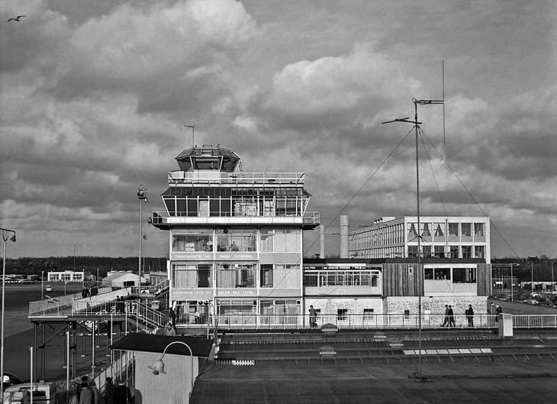 File:Schiphol verkeerstoren.jpg