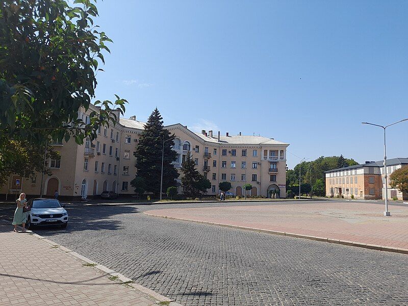 File:Strebka Square 01.jpg