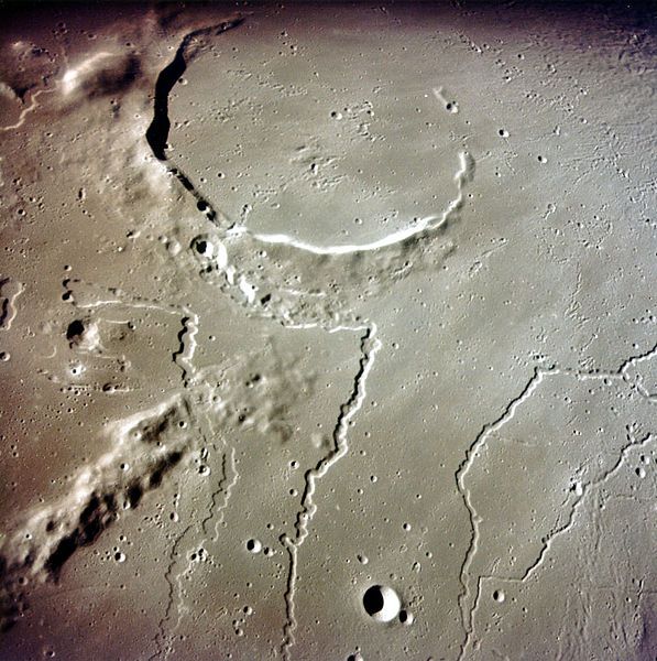 File:Apollo15DunaTisza.jpg