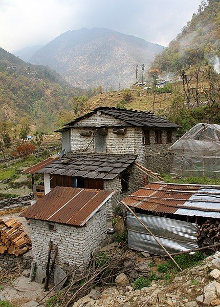 File:Birethanti-Hille-48-Haus mit Bienenstoecken-2013-gje.jpg