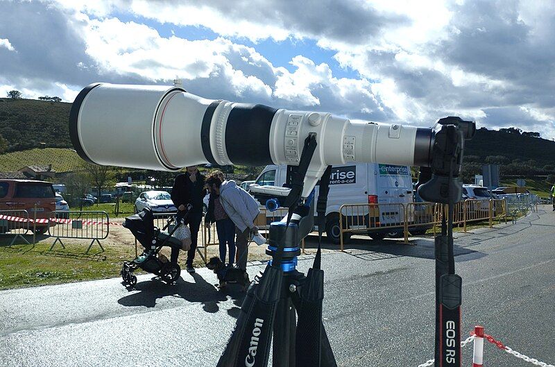 File:Canon RF 1200mm.jpg