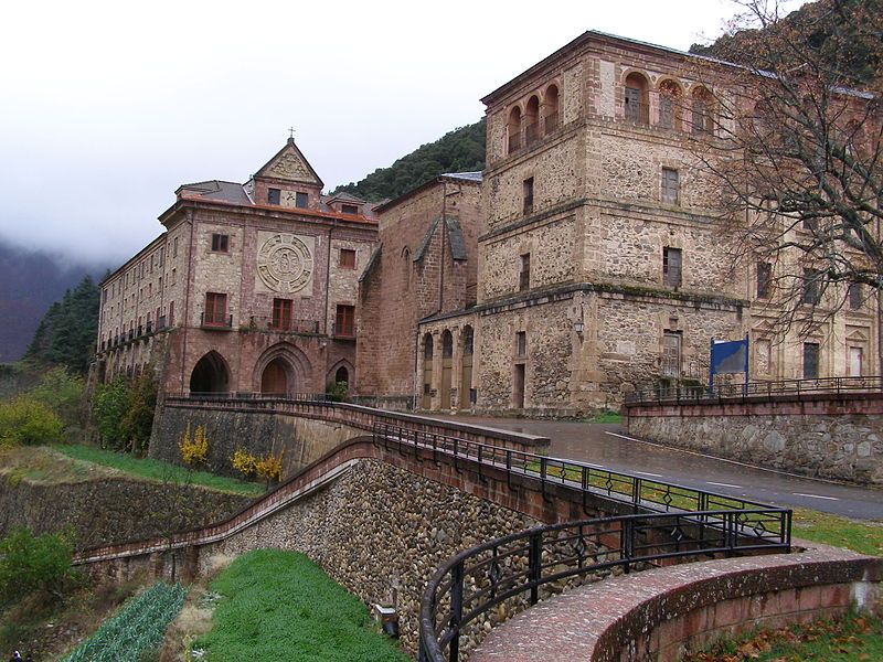 File:Fachada-Iglesia-Claustro.jpg