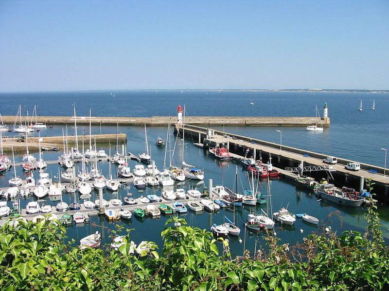 File:Groix-le-port.jpg