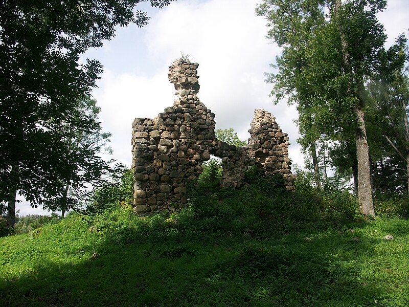 File:Helme castle ruins.jpg