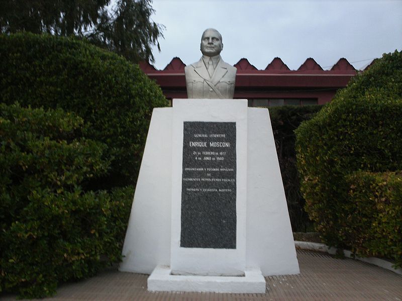 File:Monumento a mosconi.JPG