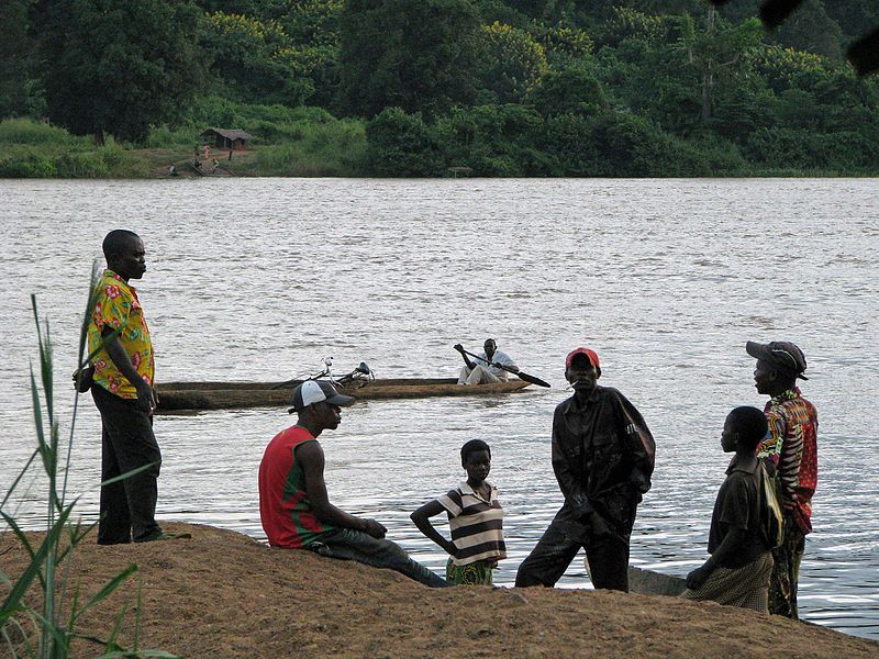 File:Pescadores Mbomou.JPG