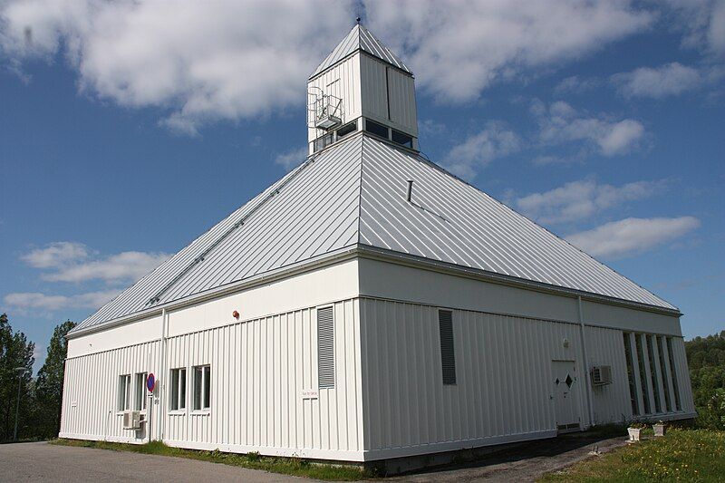 File:Sørreisa church back.jpg